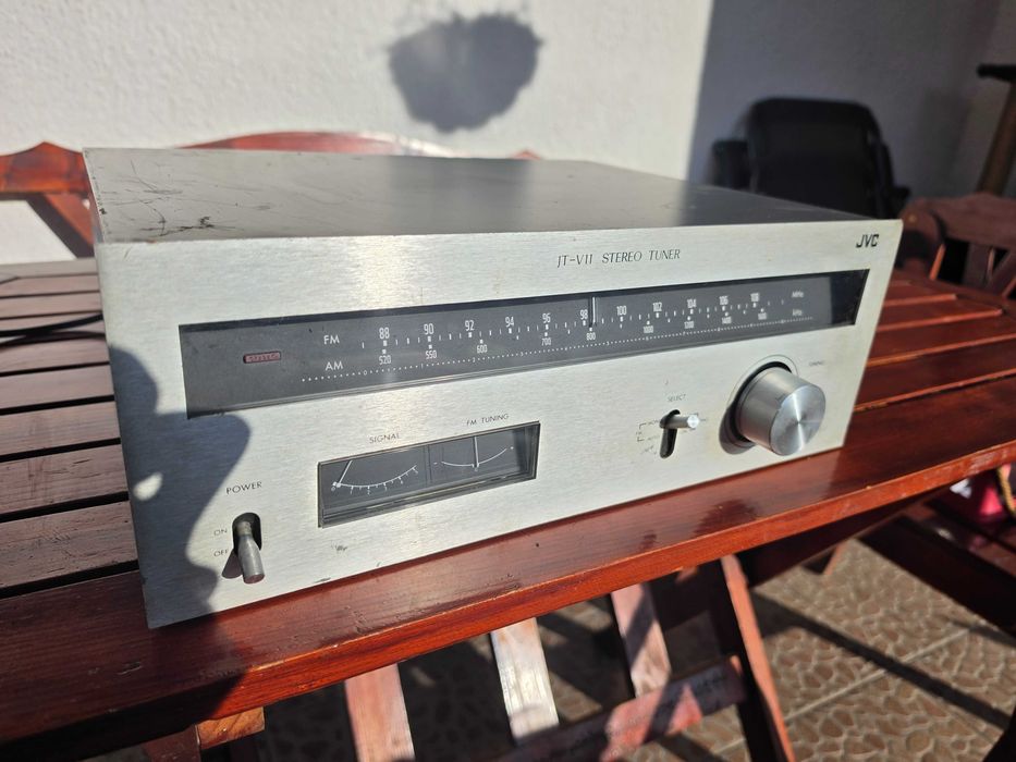 Vând tuner radio stereo JVC JT-V11, model vintage, fabricat în Japonia.