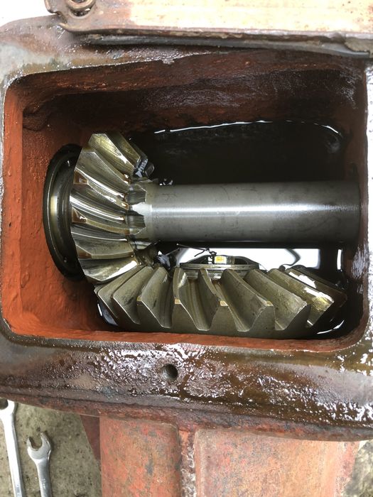 Редуктор 1х1.5 сотилади!