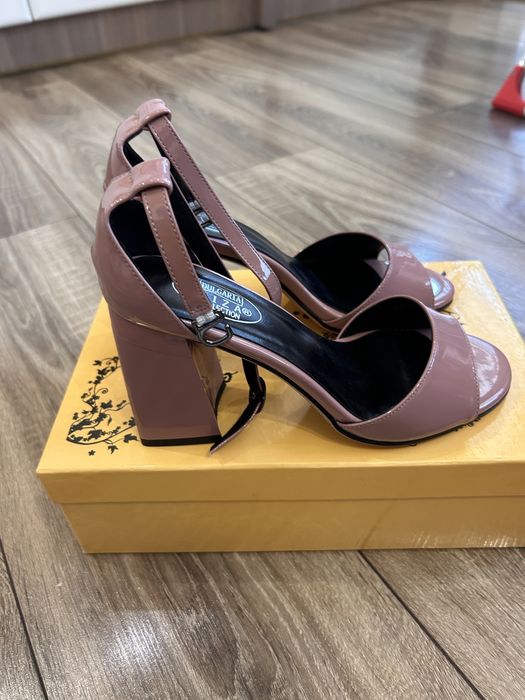 Нови сандали от лак