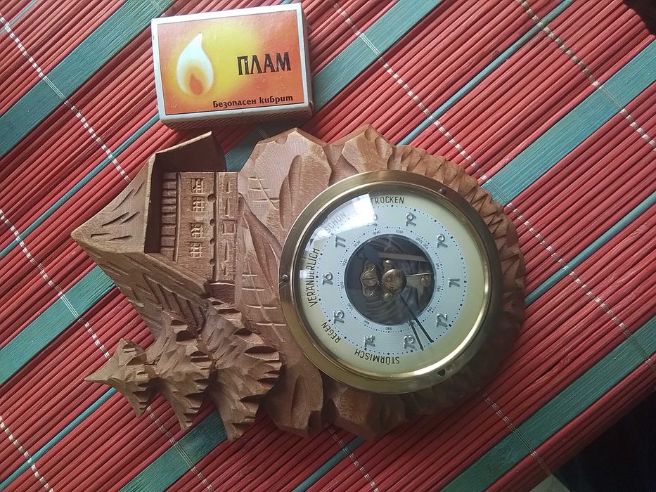 Немски   барометър в дървена основа.