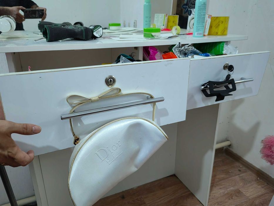 Камод зеркальный для парикмахерской