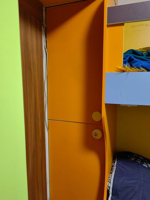 Двуетажно легло и гардероб