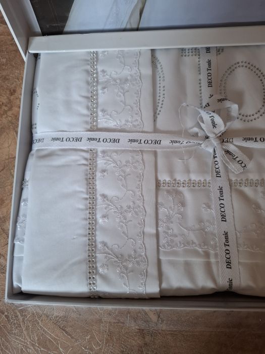 Продаётся свадебный белый комплек постельно гобелья