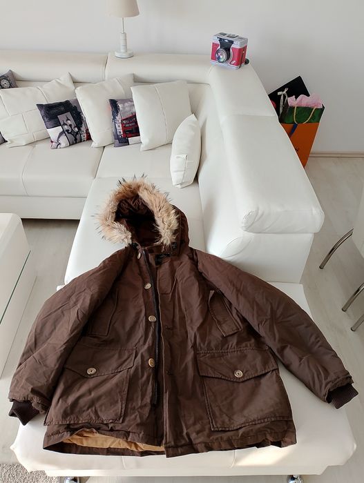 Vând geaca Parka cu blăniță,un produs ca și nouă,mărimea ,L, un pr