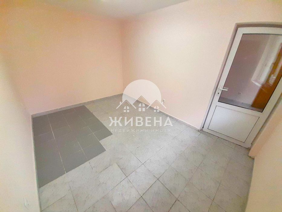 Двуетажна къща под наем в района на Операта, с 2 гаража и 2 паркоместа