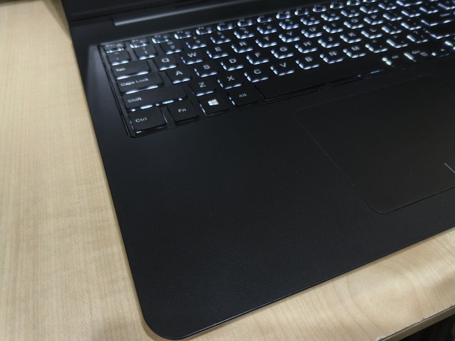 4 ядра DELL 15,6"/AMD A10-7300/8GB DDR3L/1TB HDD/Radeon R7 M265DX 3GB