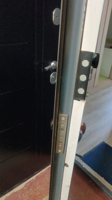 Продам входную металлическую дверь