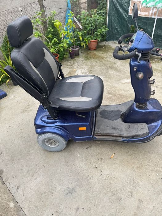 Scuter pentru persoane cu dizabilități si pat electric,se vând împreuna,suma 3000 de lei