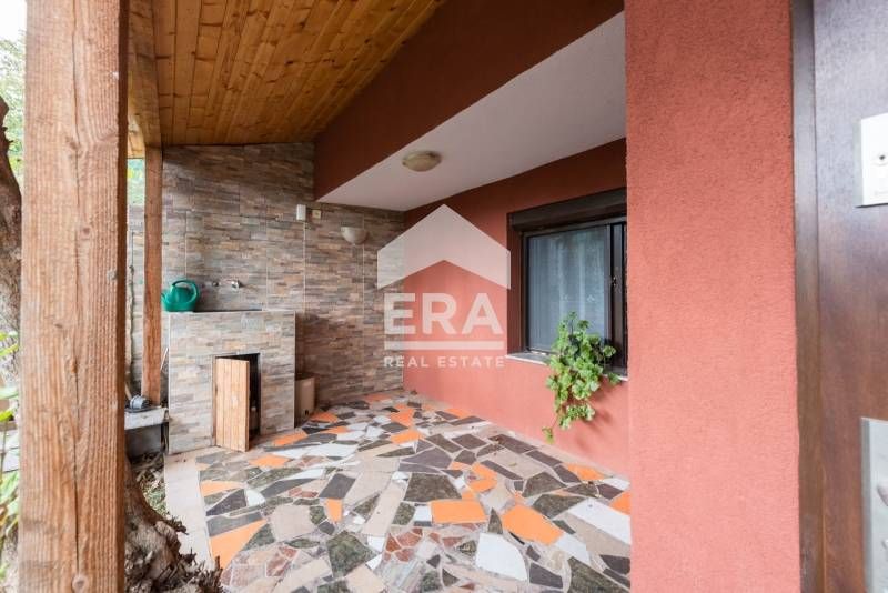 Триетажна, ексклузивна, напълно обзаведена къща за продажба, с простор