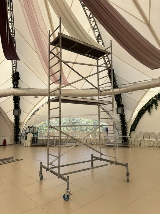 На лестничный марш леса легкий