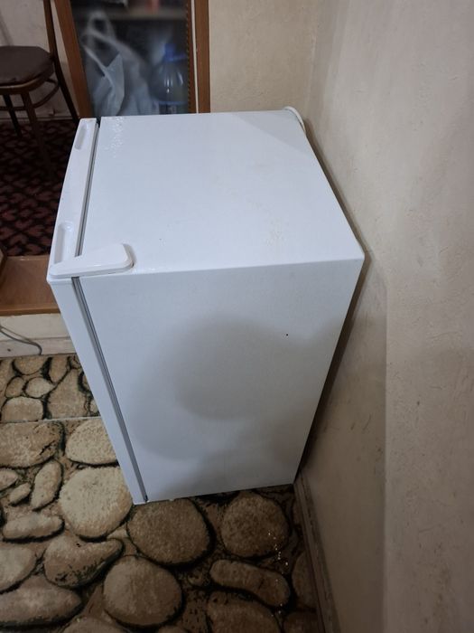 Холодильник Aiwa в рабочем состоянии.