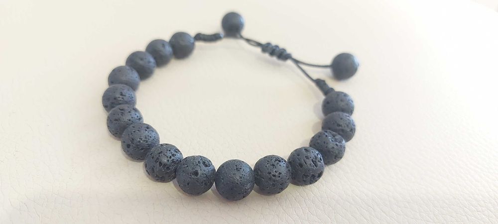 Ръчно плетена гривна с естествени камъни