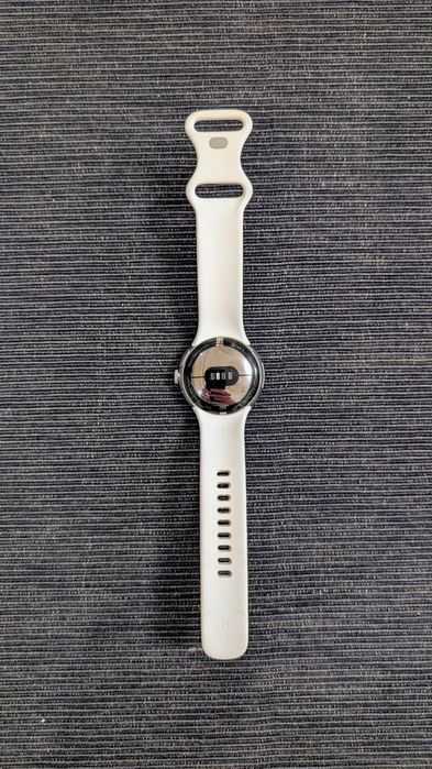 Google Pixel Watch с допълнителна каишка