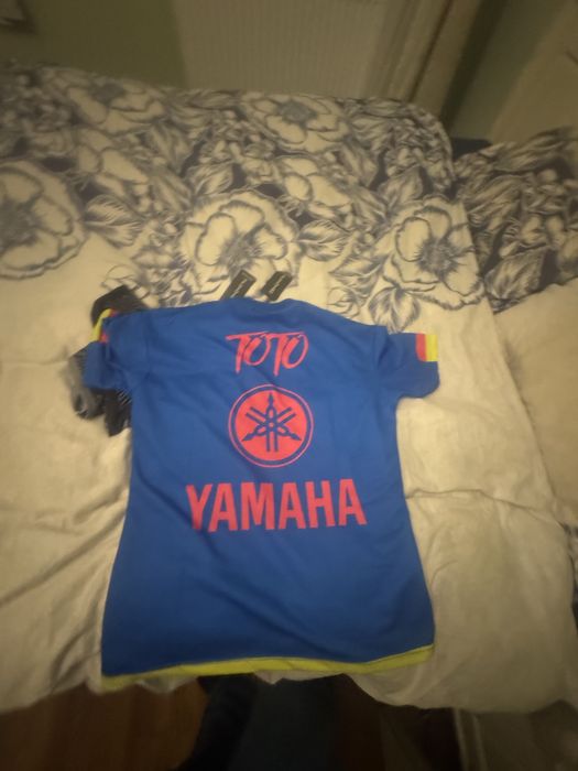 Vand 2 tricouri yamaha marime M