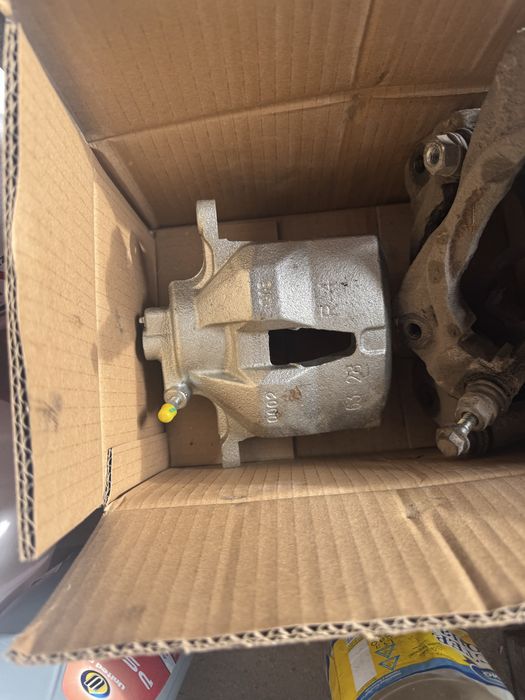 Это тормозной суппорт (корпус тормозного суппорта).