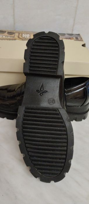 Туфли женские, лакированные.