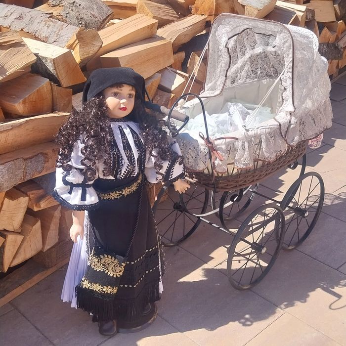 Carucior vechi de decor