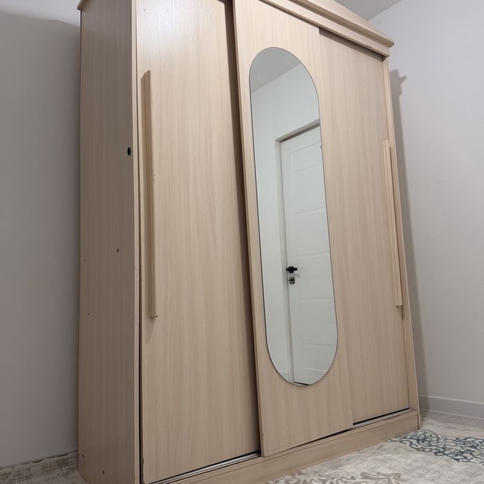 Шкафи и диван берите