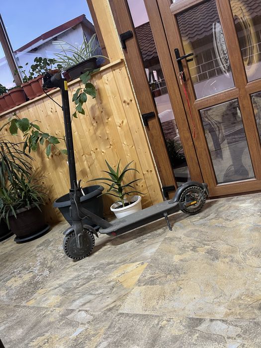 Vînd trotinentă electrică xiomi  cu puține urme de uzură are încărcător și prind maxim 20 la oră are trei moduri de viteză .Preț 1200lei