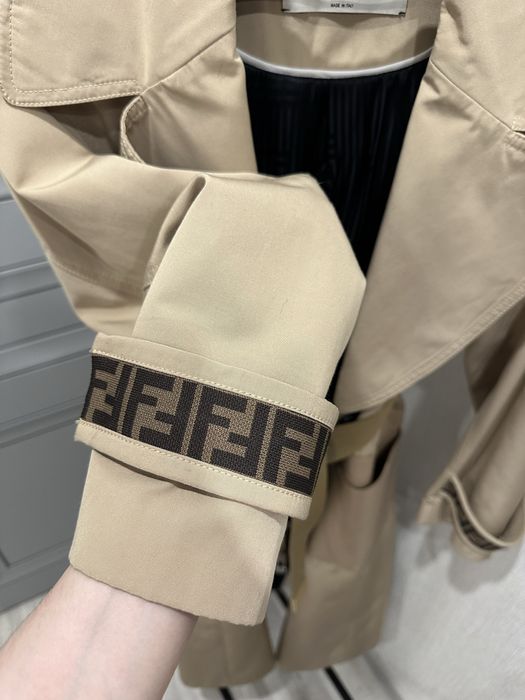 Продам тренч Fendi