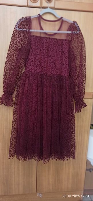 Продават се нови рокли.