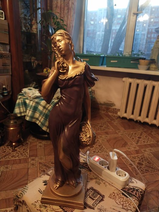Интерьерная гипсовая статуэтка , девушка с корзиной