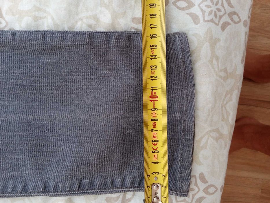 Маркови дънки. В перфектно състояние.Слагани по два три пъти