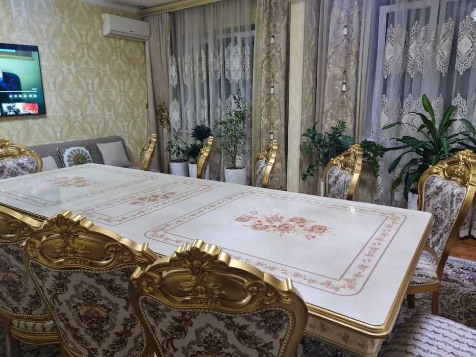 Стол и стулья для гостинной