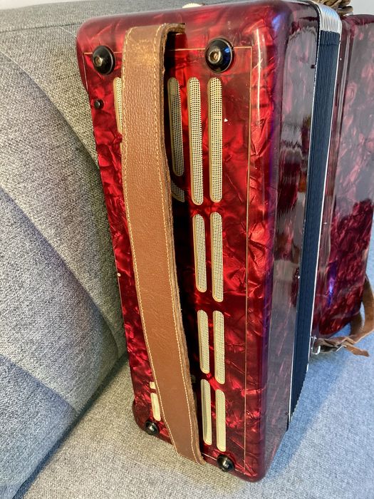 Vand Acordeon Stradella cu 120 de basi