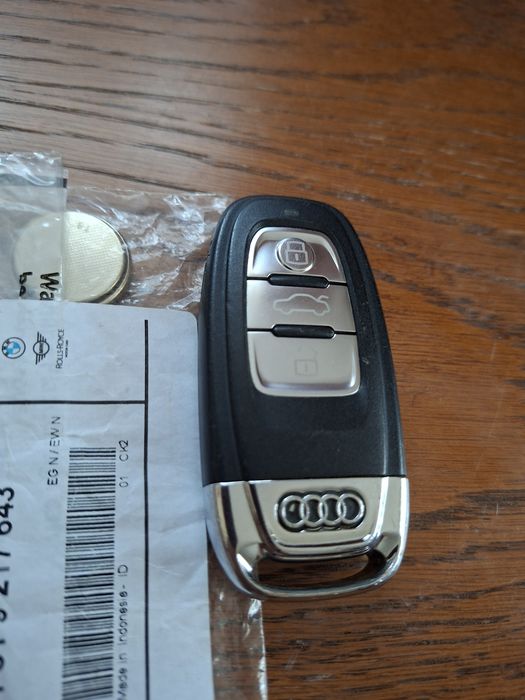 CHEIE ORIGINALĂ cu telecomandă Audi  A6 - OEM
Vând cheie cu telecomandă