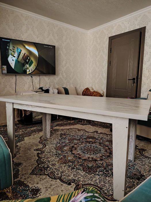 Стол, очень прочный