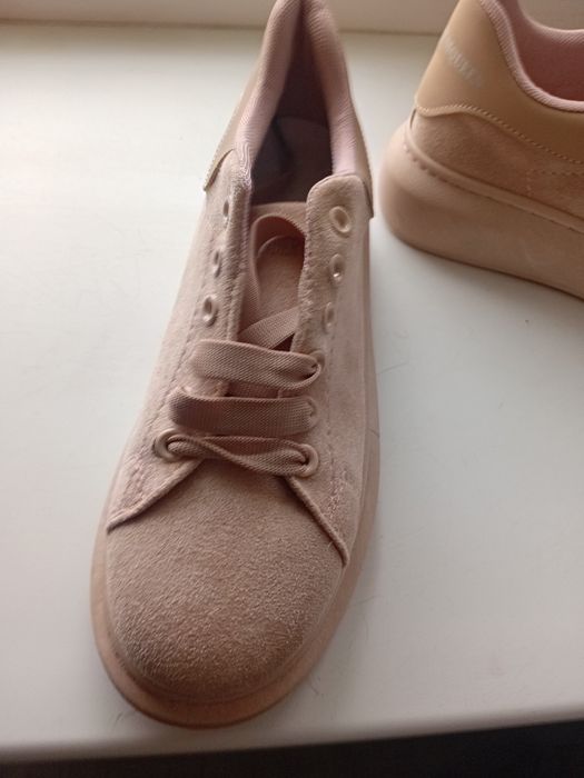 Продам кроссовки новые