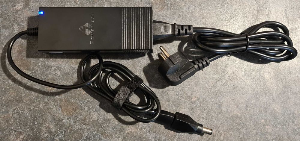 Incarcator universal pentru laptop nou plus 9 adaptoare