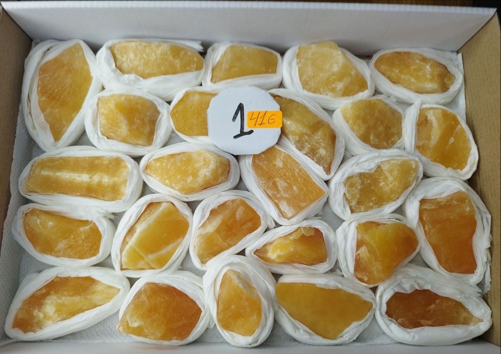 Минерали във кутии 23х30см