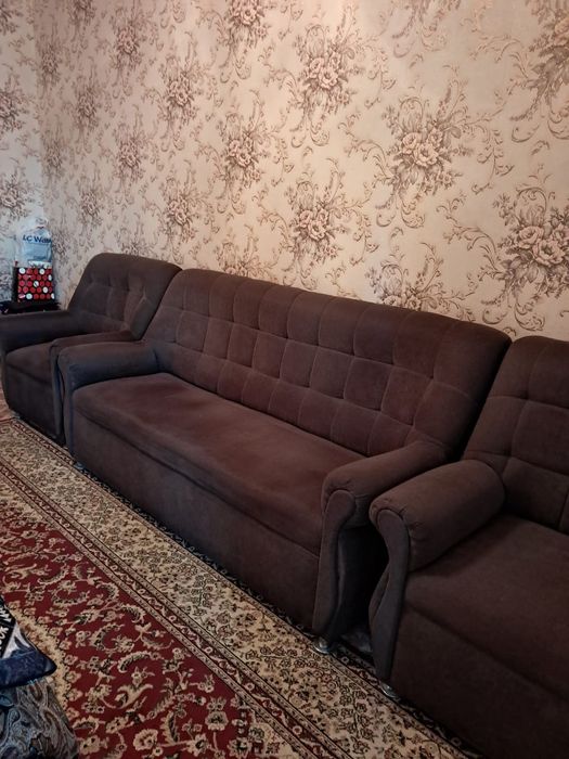 Продам диван с двумя креслами