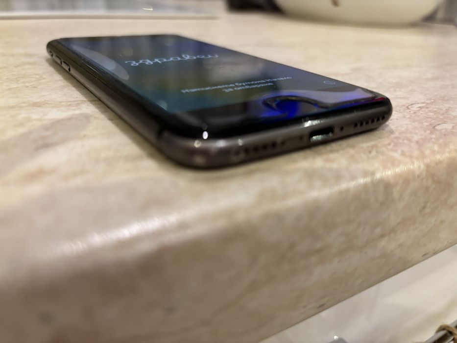 Телефон Iphone 8