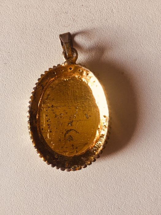 Продаю кулоны.