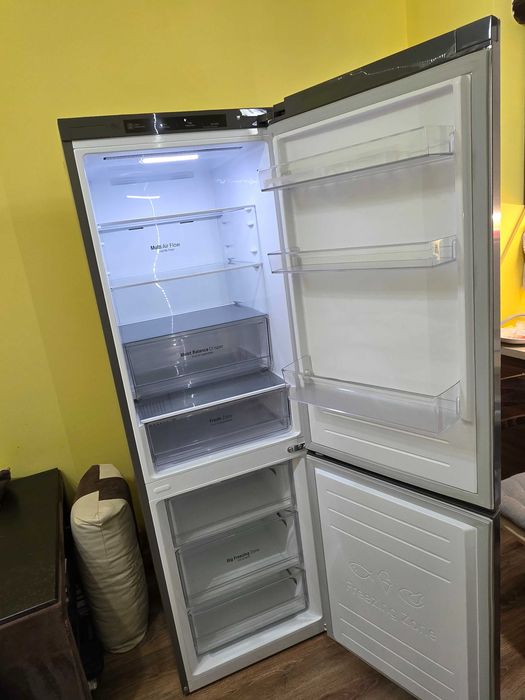 Хладилник с долен фризер