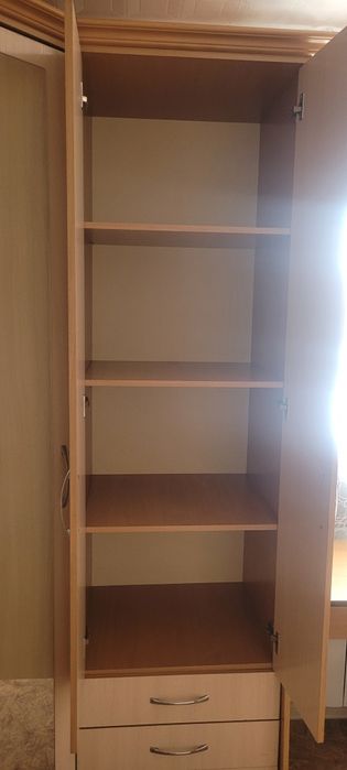 Продам шкаф со столом.