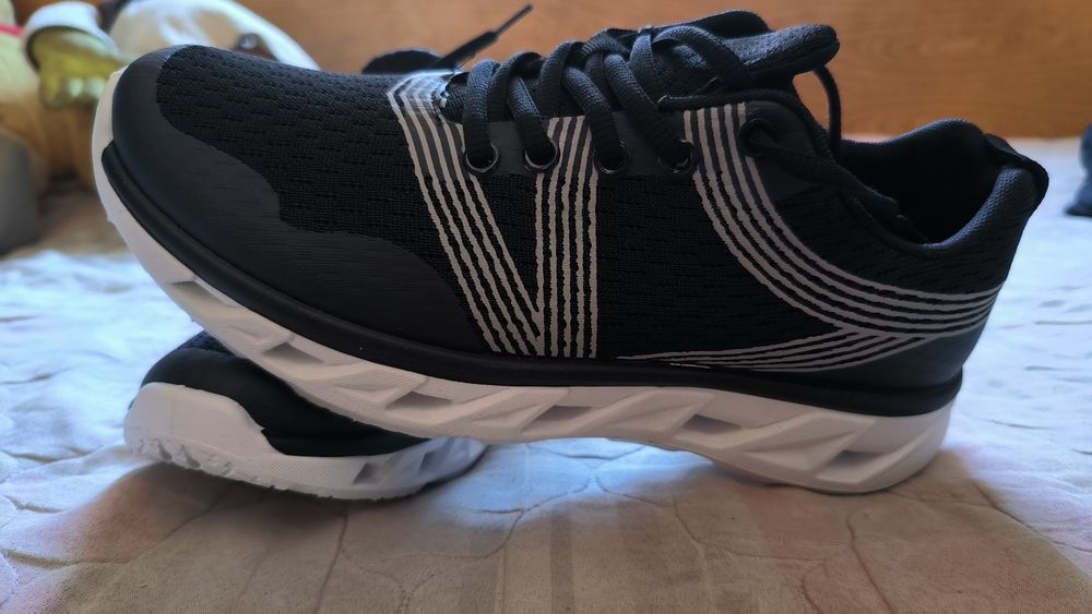 Маратонки, чисто нови