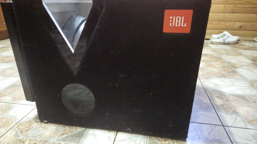 Продам сабвуфер JBL