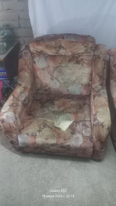 Divan sotiladi yangi ustidan material qoplash kerak