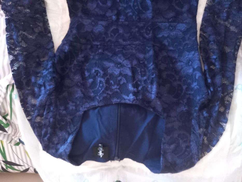 Синя дантелена рокля