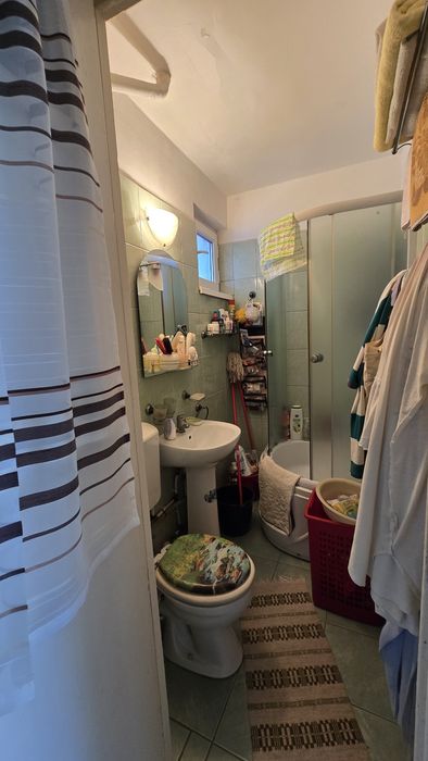 Vand apartament 3 camere etaj 1 semidecomandat