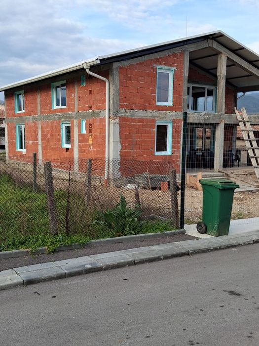 Продава къща на 140 км. От София и на 140 км от Гръцкото море