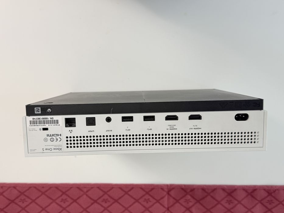 Xbox one s +2 manete si 2 jocuri