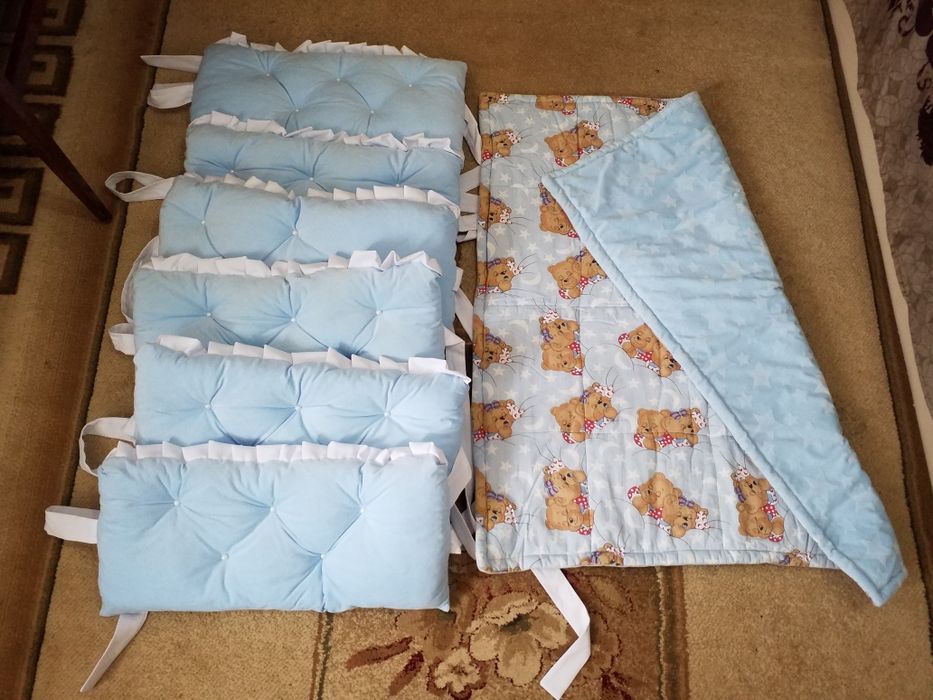 Бортики и одеяло в кроватку