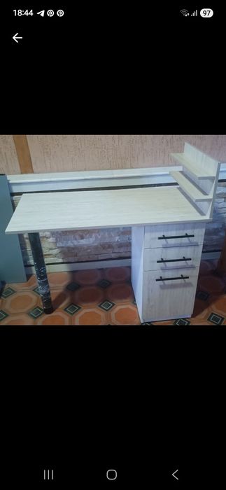 Manikiyur stol oq randa