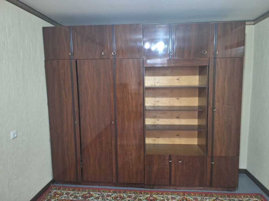 Шкаф срочна сотилади