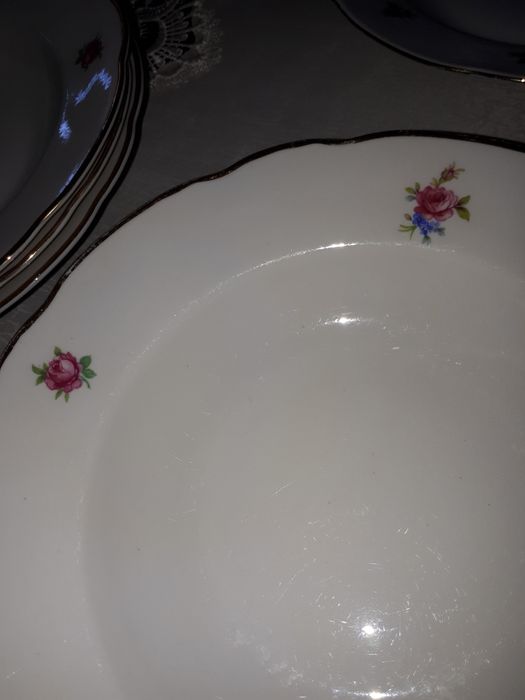 6 броя порцеланови чинии